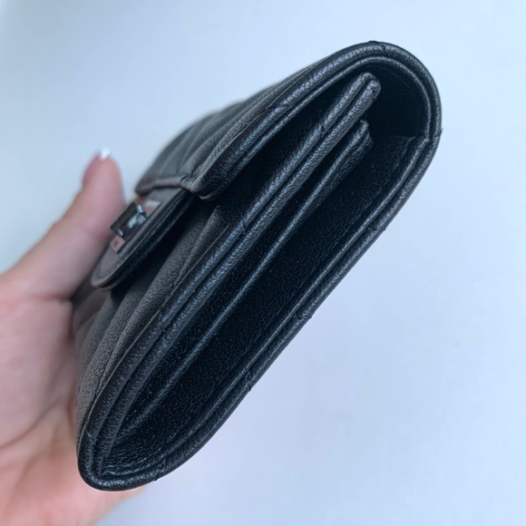 Authentic CHANEL So Black Reissue Compact Wallet Chevron Sheepskin - Picture 7 of 13